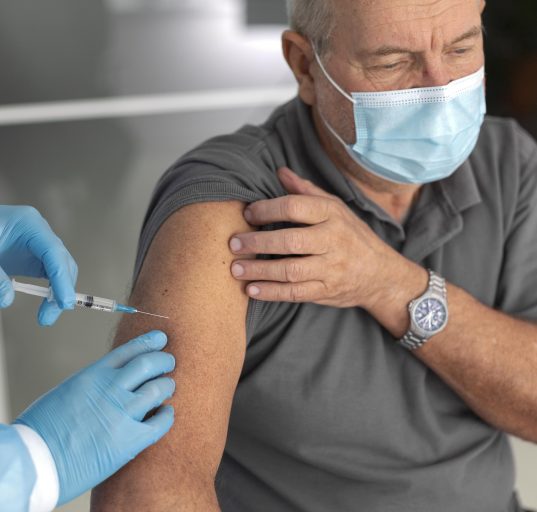 O avanço da variante também reforça a importância da vigilância epidemiológica contínua (Foto: Freepik)