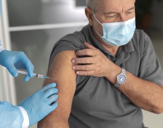 O avanço da variante também reforça a importância da vigilância epidemiológica contínua (Foto: Freepik)