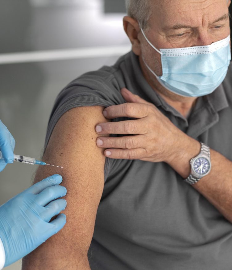 O avanço da variante também reforça a importância da vigilância epidemiológica contínua (Foto: Freepik)