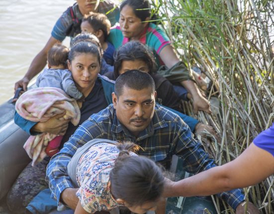 Imigrantes entram ilegalmente nos EUA cruzando o Rio Grande em botes infláveis, perto de Los Ebanos, Texas, em busca de asilo (Foto: Flickr/Rawpixel)