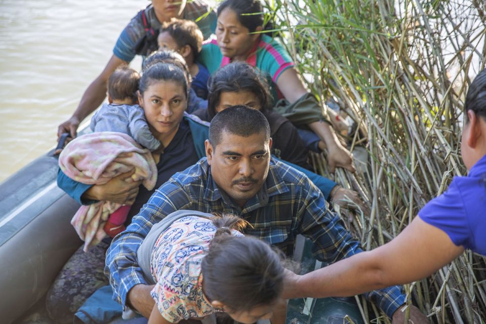 Imigrantes entram ilegalmente nos EUA cruzando o Rio Grande em botes infláveis, perto de Los Ebanos, Texas, em busca de asilo (Foto: Flickr/Rawpixel)