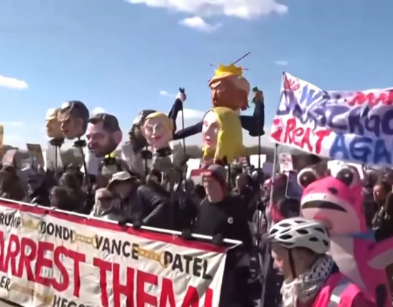 A Casa Branca minimizou os protestos, classificando-os como manifestações de oposição, e aliados do governo questionaram sua representatividade (Foto: Reprodução TV)
