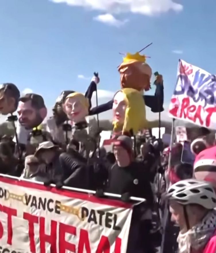 A Casa Branca minimizou os protestos, classificando-os como manifestações de oposição, e aliados do governo questionaram sua representatividade (Foto: Reprodução TV)