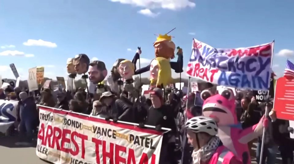 A Casa Branca minimizou os protestos, classificando-os como manifestações de oposição, e aliados do governo questionaram sua representatividade (Foto: Reprodução TV)