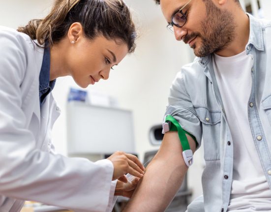 A chamada ‘economia do plasma’ levanta debates éticos sobre a comercialização de componentes do corpo humano (Foto: Freepik)