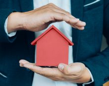 Muitos assegurados tiveram suas apólices transferidas sem plena consciência da alteração ou opção de escolha, e ainda enfrentam aumento nos valores dos prêmios (Foto: Feepik)