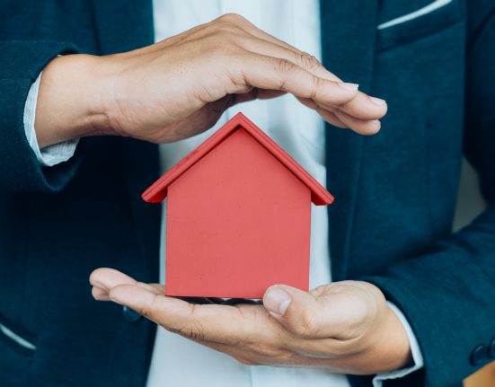 Muitos assegurados tiveram suas apólices transferidas sem plena consciência da alteração ou opção de escolha, e ainda enfrentam aumento nos valores dos prêmios (Foto: Feepik)