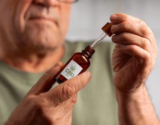 Cerca de 14,3 milhões de beneficiários do Medicare recebem cuidados por meio de instituições parceiras, o que demonstra o potencial alcance da iniciativa (Foto: Freepik)