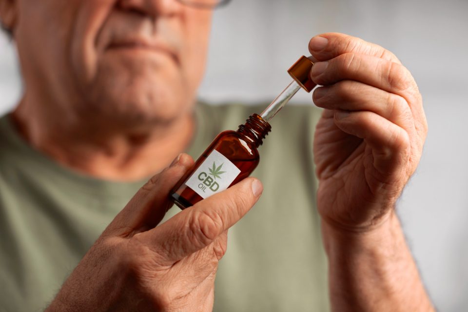 Cerca de 14,3 milhões de beneficiários do Medicare recebem cuidados por meio de instituições parceiras, o que demonstra o potencial alcance da iniciativa (Foto: Freepik)