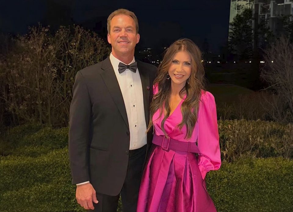 As reportagens descrevem o comportamento como práticas privadas de crossdressing e fetiches online (Foto: Reprodução redes sociais)