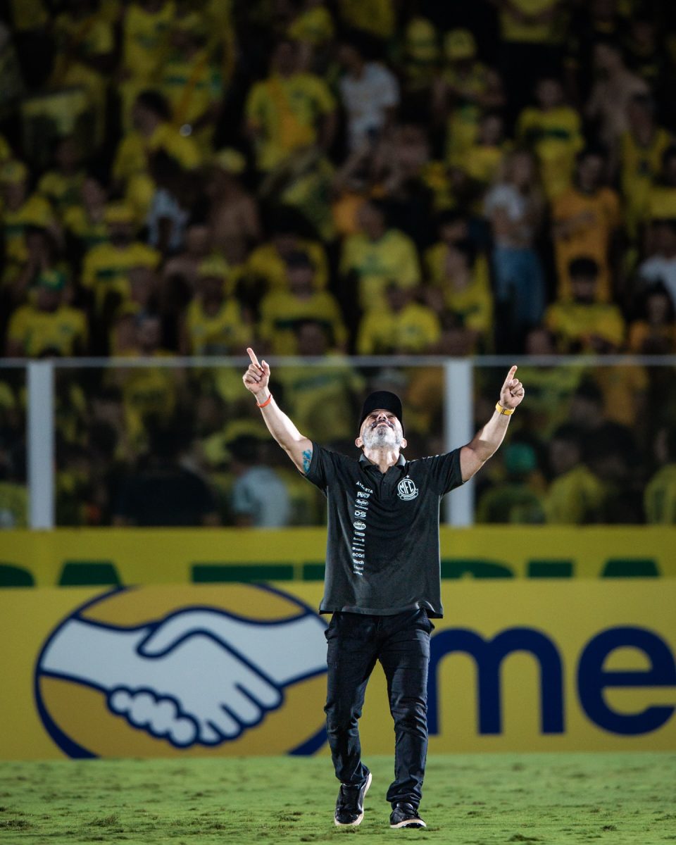 Após o feito histórico, a emoção tomou conta dos torcedores e do técnico do Mirassol, Rafael Guanaes (Foto: Mirassol Futebol Clube/Instagram)