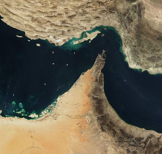 Vinte por cento de todo petróleo e gás natural do mundo passam pelo Estreito de Ormuz sob o controle do Irã (Foto: Flickr)