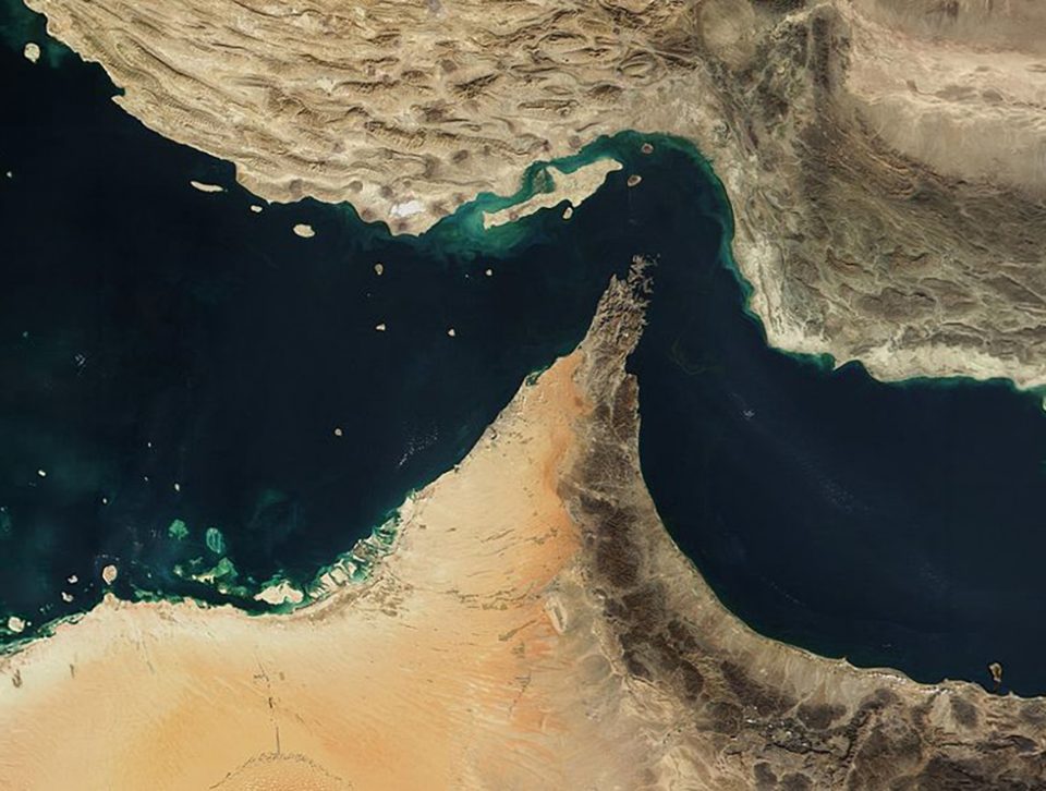 Vinte por cento de todo petróleo e gás natural do mundo passam pelo Estreito de Ormuz sob o controle do Irã (Foto: Flickr)