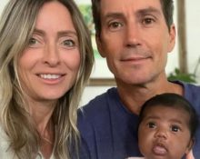 A criança permanece sob os cuidados de Tiffany Score e Steven Mills, que já expressaram o desejo de seguir exercendo a parentalidade. Até o momento, não há informações sobre uma eventual disputa judicial pela guarda da menina. (Foto: Reprodução redes sociais)