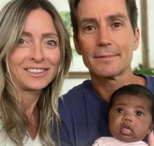 A criança permanece sob os cuidados de Tiffany Score e Steven Mills, que já expressaram o desejo de seguir exercendo a parentalidade. Até o momento, não há informações sobre uma eventual disputa judicial pela guarda da menina. (Foto: Reprodução redes sociais)