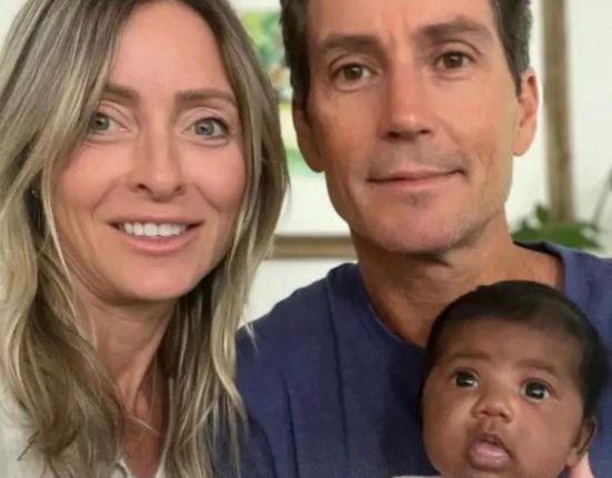 A criança permanece sob os cuidados de Tiffany Score e Steven Mills, que já expressaram o desejo de seguir exercendo a parentalidade. Até o momento, não há informações sobre uma eventual disputa judicial pela guarda da menina. (Foto: Reprodução redes sociais)