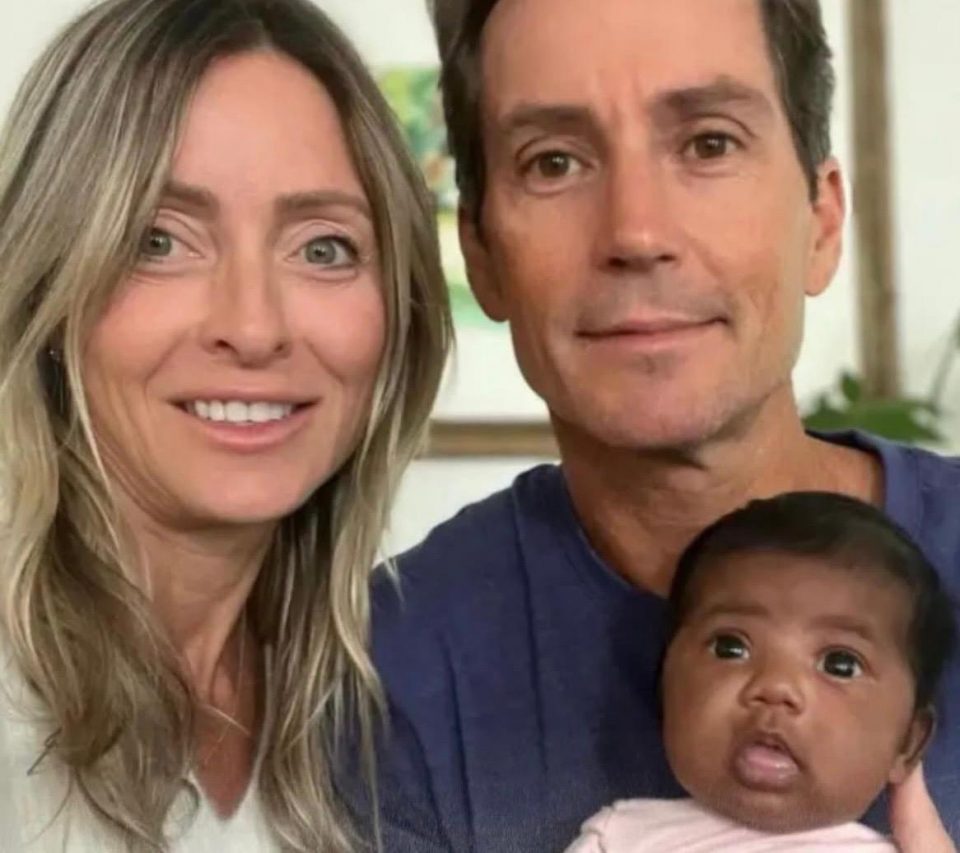A criança permanece sob os cuidados de Tiffany Score e Steven Mills, que já expressaram o desejo de seguir exercendo a parentalidade. Até o momento, não há informações sobre uma eventual disputa judicial pela guarda da menina. (Foto: Reprodução redes sociais)