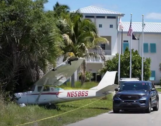 Os ocupantes conseguiram deixar a aeronave sem ferimentos aparentes (Foto: Reprodução redes sociais)