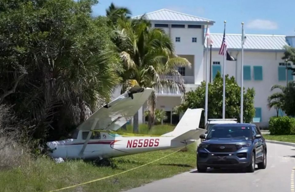 Os ocupantes conseguiram deixar a aeronave sem ferimentos aparentes (Foto: Reprodução redes sociais)