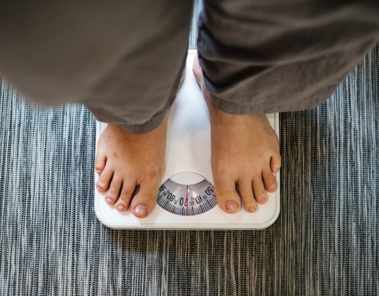 A previsão é que o segmento movimente dezenas de bilhões de dólares nos próximos anos, impulsionado pelo aumento da obesidade no mundo e pela crescente demanda por terapias eficazes (Foto: Freepik)
