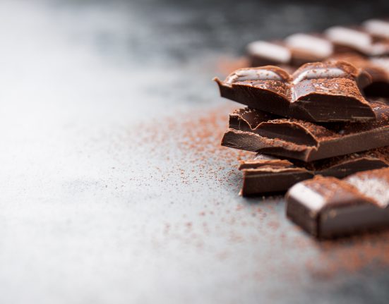 A FDA orienta o público a interromper imediatamente o uso dos produtos afetados, e a buscar atendimento médico caso apresente sintomas incomuns (Foto: Freepik)