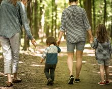 Organizações como a Adoptee Rights Campaign têm atuado no suporte às pessoas afetadas (Foto: Freepik)