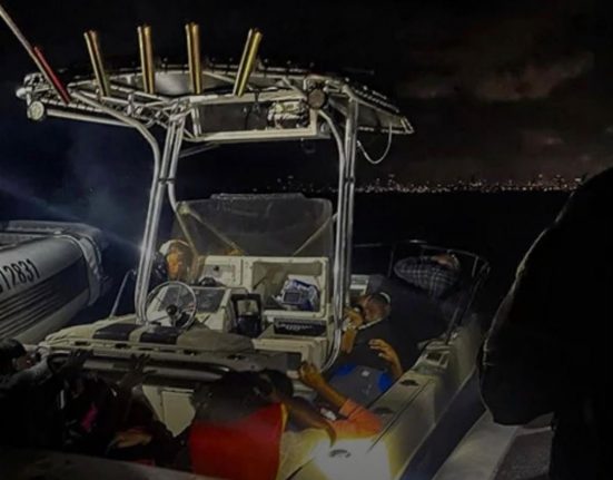 O barco foi apreendido na madrugada de 26 de abril, e permanece sob custódia para investigação. O suspeito de operá-lo poderá responder por crimes federais relacionados ao tráfico de pessoas (Foto: Reprodução redes sociais)