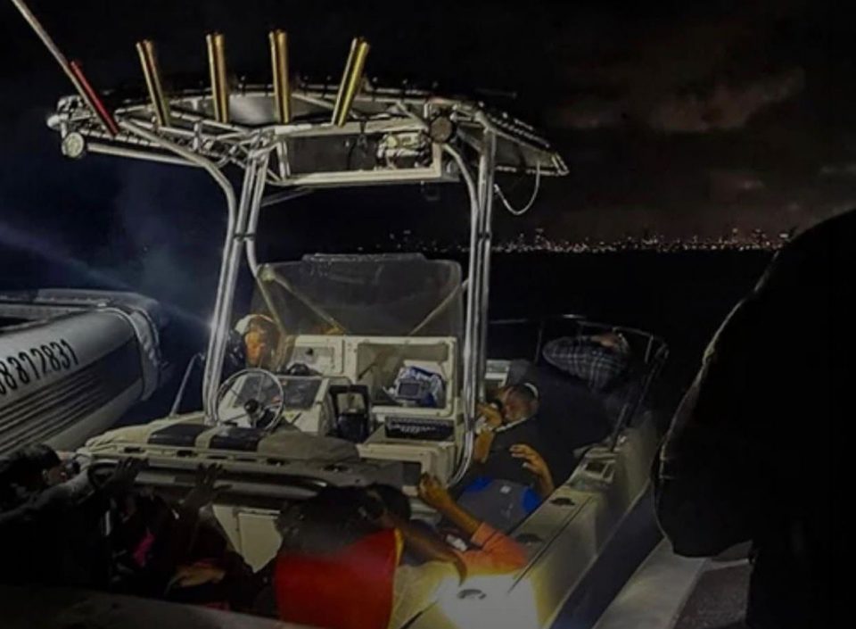 O barco foi apreendido na madrugada de 26 de abril, e permanece sob custódia para investigação. O suspeito de operá-lo poderá responder por crimes federais relacionados ao tráfico de pessoas (Foto: Reprodução redes sociais)