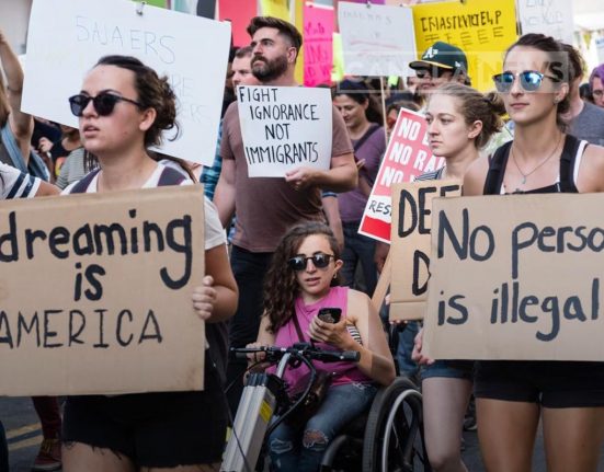 Na prática, o imigrante pode continuar autorizado a trabalhar e permanecer temporariamente no país, mas ainda assim responder a um processo de deportação em andamento (Foto: Reprodução redes sociais)