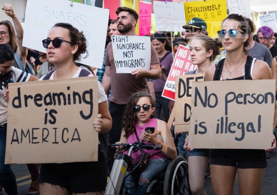 Na prática, o imigrante pode continuar autorizado a trabalhar e permanecer temporariamente no país, mas ainda assim responder a um processo de deportação em andamento (Foto: Reprodução redes sociais)