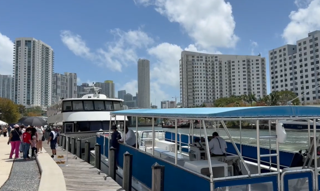 Festival gratuito às margens do Miami River oferece passeios de barco e programação para toda a família