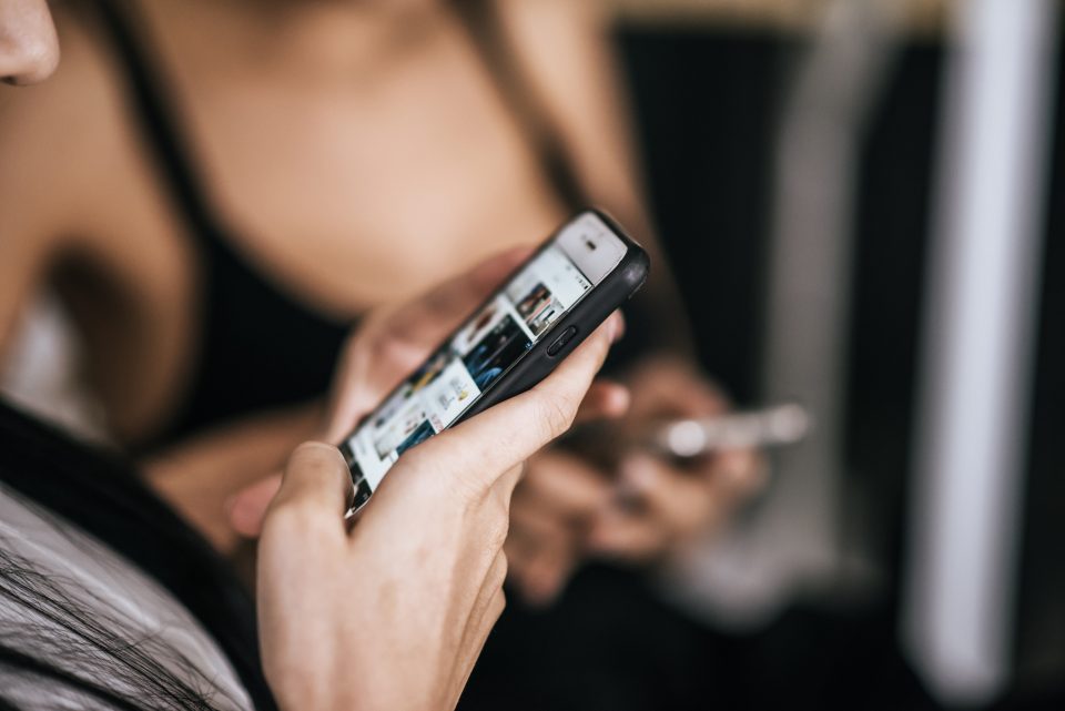 O formato do TikTok é apontado como um dos principais fatores por trás desses efeitos (Foto: Freepik)