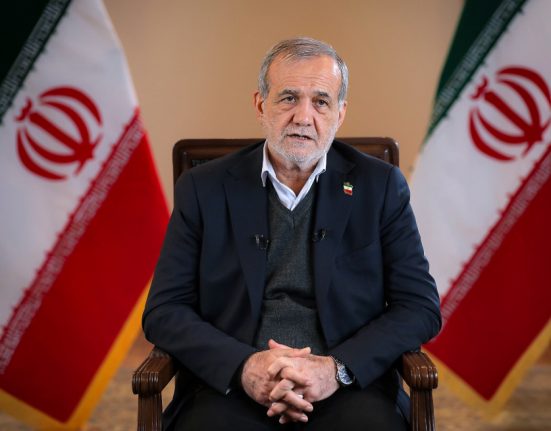 Presidente do Irã, Masoud Pezeshkian, tenta sensibilizar a população americana em meio à escalada do conflito. (Foto: khamenei.ir/Wikimedia Commons)
