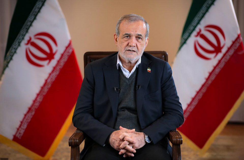 Presidente do Irã, Masoud Pezeshkian, tenta sensibilizar a população americana em meio à escalada do conflito. (Foto: khamenei.ir/Wikimedia Commons)
