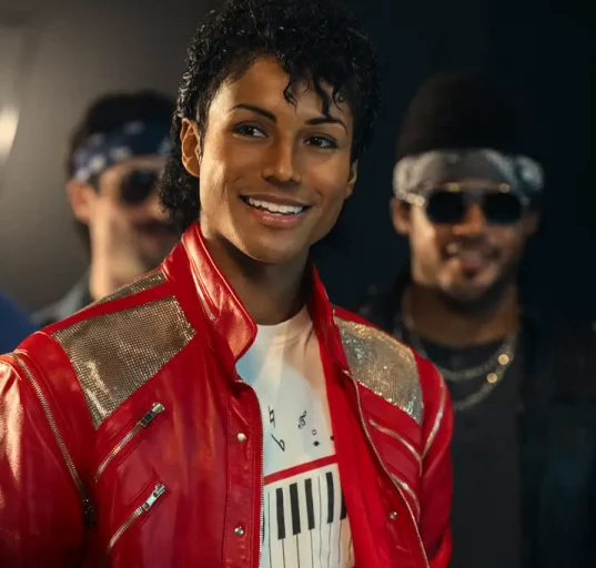 Jaafar Jackson, ao centro, estrela “Michael” (Foto: Glen Wilson/Lionsgate)
