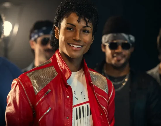 Jaafar Jackson, ao centro, estrela “Michael” (Foto: Glen Wilson/Lionsgate)