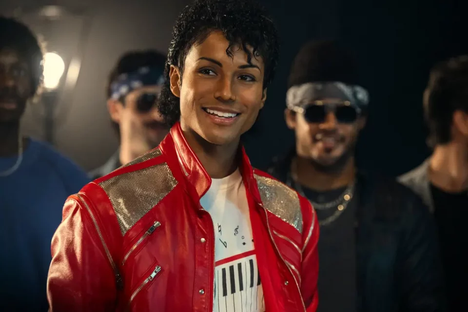 Jaafar Jackson, ao centro, estrela “Michael” (Foto: Glen Wilson/Lionsgate)