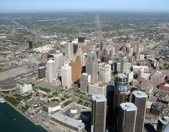 Flint e Detroit, em Michigan, aparecem entre as cidades mais acessíveis do país, com imóveis a partir de cerca de US$ 66 mil. (Foto: Robert Thompson/Wikimedia)