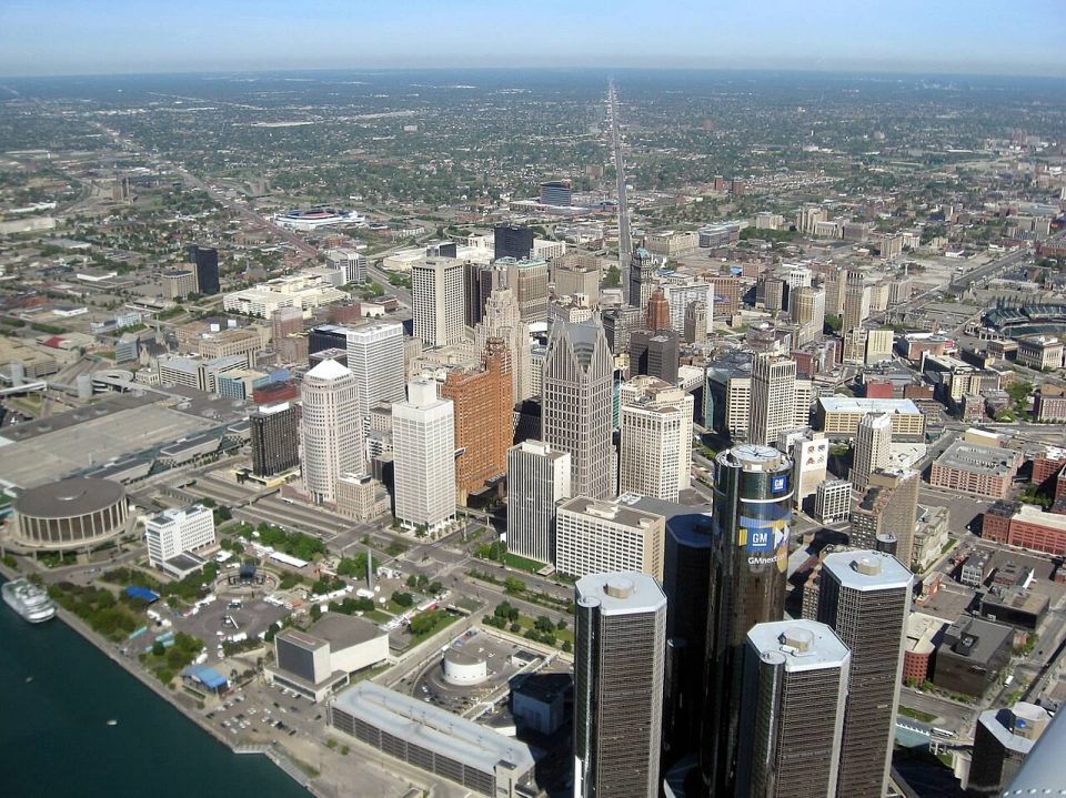 Flint e Detroit, em Michigan, aparecem entre as cidades mais acessíveis do país, com imóveis a partir de cerca de US$ 66 mil. (Foto: Robert Thompson/Wikimedia)