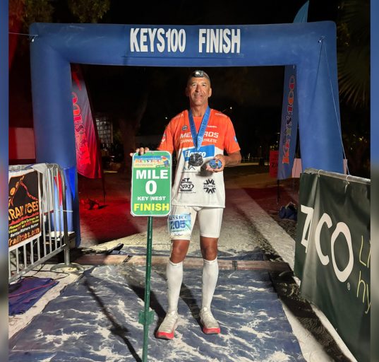 Alessandro Medeiros sagrou-se campeão em sua faixa etária na Keys100 Ultramarathon, uma das provas de 100 milhas mais tradicionais dos Estados Unidos (Foto: Divulgação)