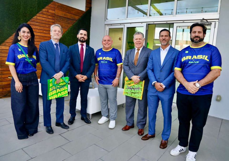 Equipe da B2 Live com o Cônsul-Geral do Brasil em Miami, André Odenbreit Carvalho, o Cônsul-Geral Adjunto, Glaucio Veloso, Alisson Andrade, da Embratur, e Alexandre Cavalcanti, da American Airlines (Foto: Liz Wood)