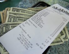 Nova lei na Flórida exige que restaurantes detalhem taxas extras antes do pagamento final e aumenta pressão por mais transparência no setor de alimentação (Foto: Iwona Kellie/Flickr)