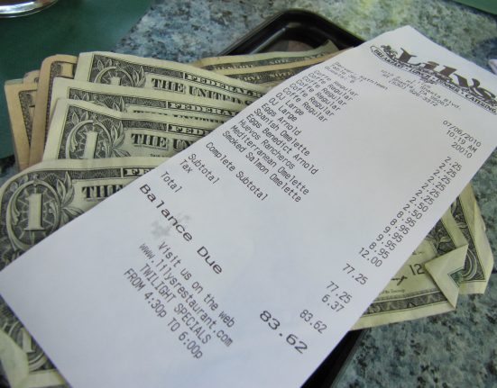 Nova lei na Flórida exige que restaurantes detalhem taxas extras antes do pagamento final e aumenta pressão por mais transparência no setor de alimentação (Foto: Iwona Kellie/Flickr)