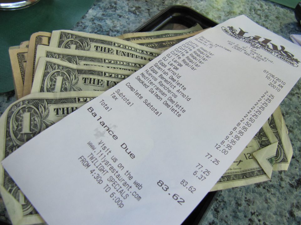 Nova lei na Flórida exige que restaurantes detalhem taxas extras antes do pagamento final e aumenta pressão por mais transparência no setor de alimentação (Foto: Iwona Kellie/Flickr)