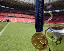 A medalha e a taça da Champions League 2026 (Foto: X/UEFA)