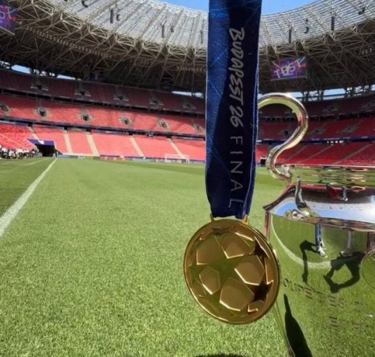 A medalha e a taça da Champions League 2026 (Foto: X/UEFA)