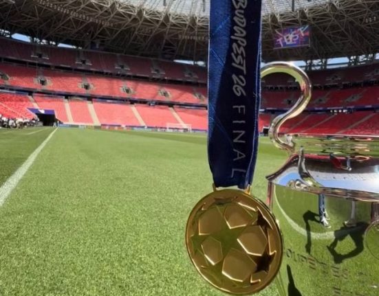 A medalha e a taça da Champions League 2026 (Foto: X/UEFA)