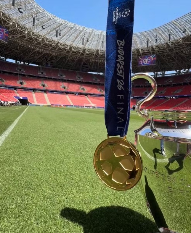 A medalha e a taça da Champions League 2026 (Foto: X/UEFA)