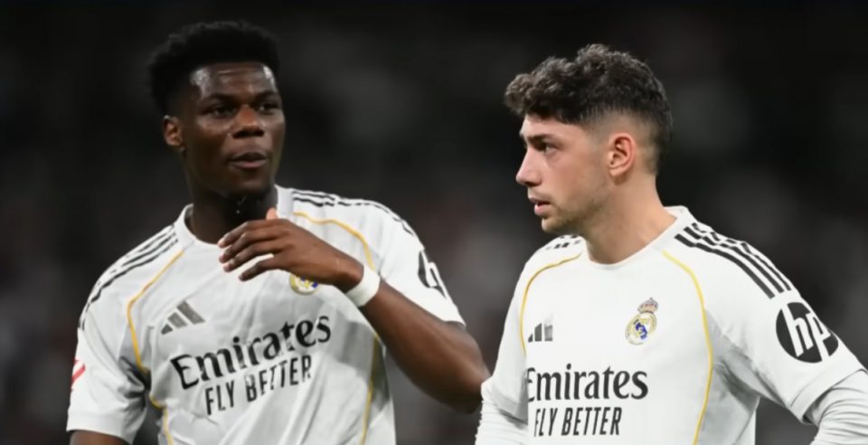 Valverde (dir.) levou a pior na briga com o companheiro Tchouaméni (esq.), mas este não é o maior problema do real Madrid (Foto: Youtube)