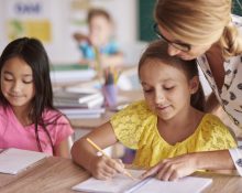 A lei entra em vigor em 1º de julho deste ano, mas sua implementação plena dependerá de fatores como financiamento, adaptação curricular e capacitação de professores. (Foto: Freepik)